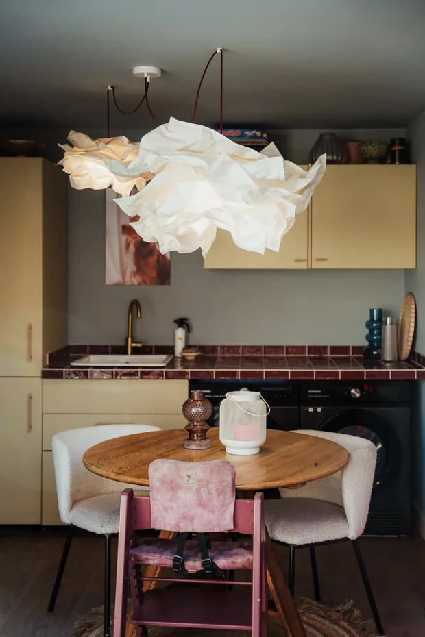 Keuken met keukenblad in handgevormde tegels
