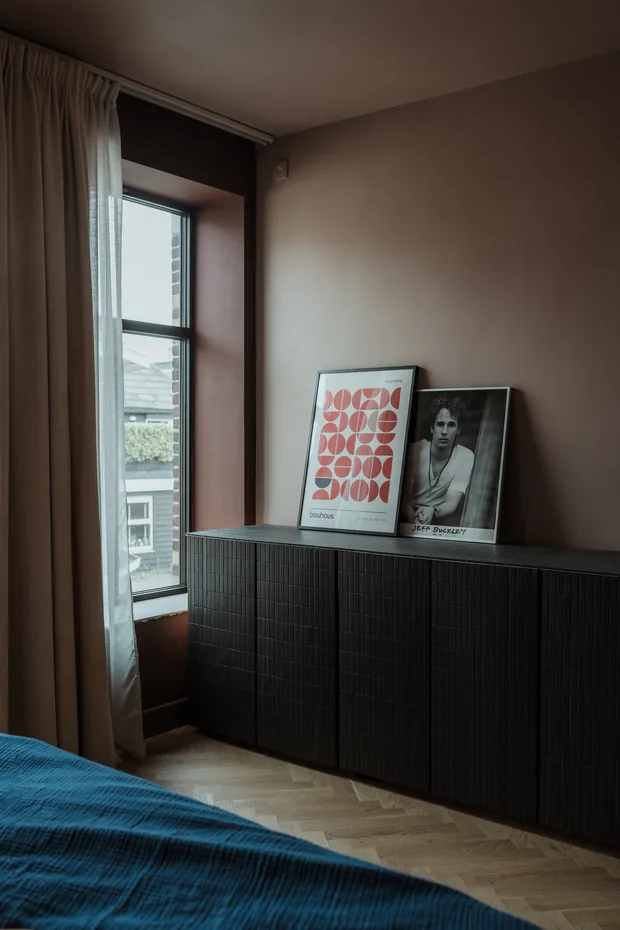 Slaapkamer met zwart getegelde kast op maat