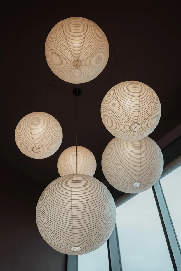Cluster papieren bollampen tegen een donker plafond